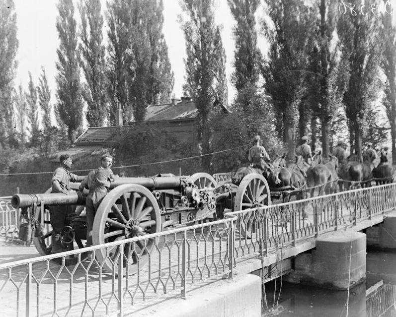 https://upload.wikimedia.org/wikipedia/commons/thumb/b/bb/60_pounder_gun_advancing_in_Flanders_22-09-1918_IWM_Q_6996.jpg/149px-60_pounder_gun_advancing_in_Flanders_22-09-1918_IWM_Q_6996.jpg